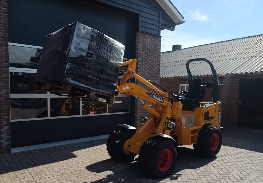 Knikmops 180 met een pallet stenen , pakt hij van 2 hoog
Knikmops lunteren ede midden nederland shovel kopen huren lease
