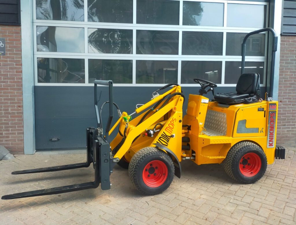 Knikmops 180 eco uitgelicht. 
Eigengewicht 2300kg en tilit een machinaal pakket van 2meter hoogte.
knikmops 130 