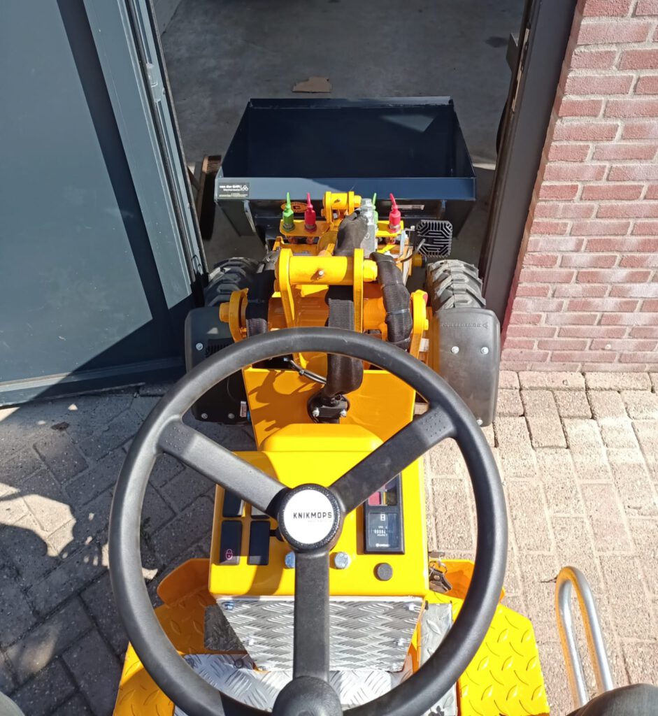 knikmops past door een deur
Knikmops lunteren ede midden nederland shovel kopen huren lease